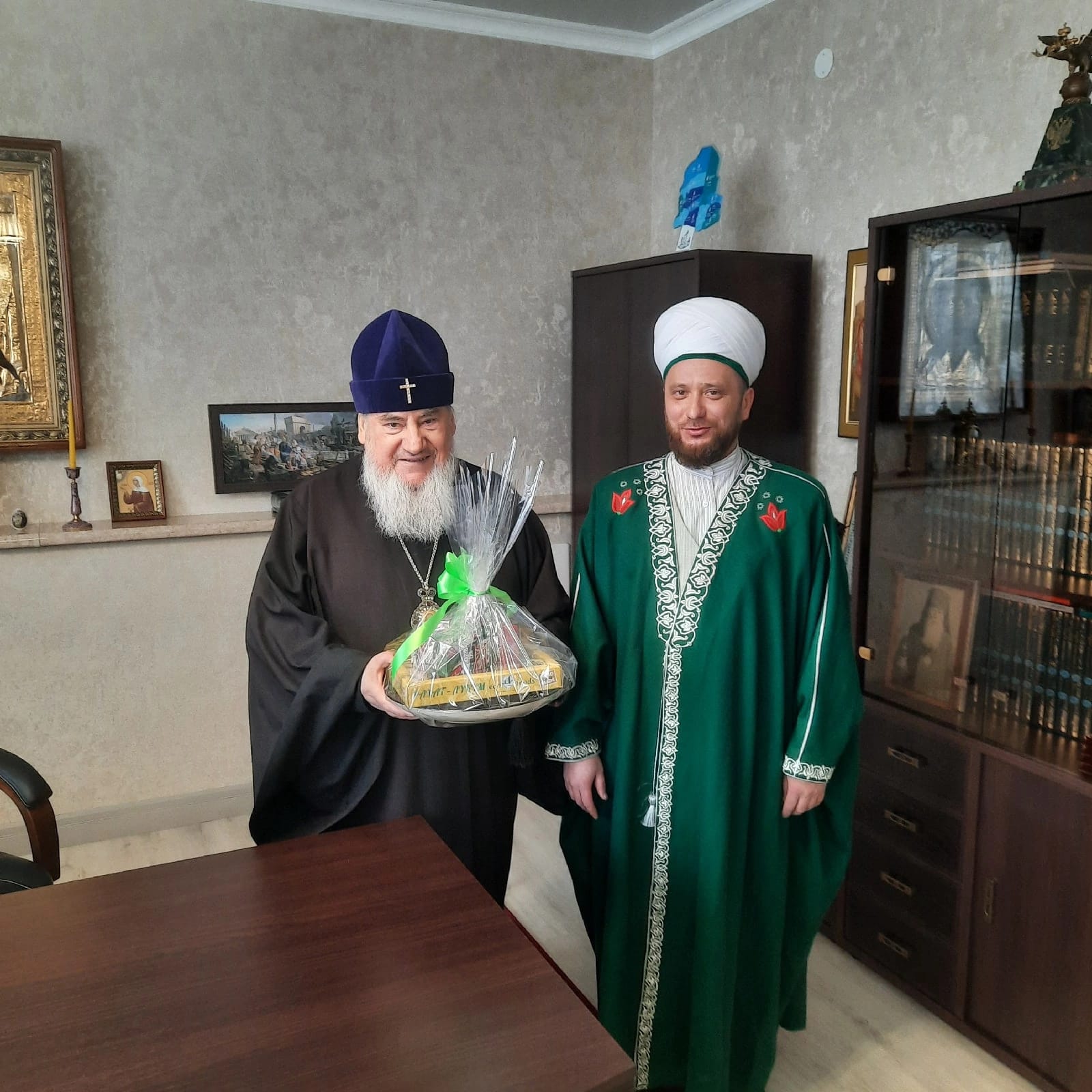 Муфтий Пермского края Анвар хазрат Аблаев посетил с дружеским визитом архиепископа Зосиму управляющего Соликамской епархией.